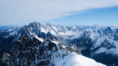 积雪盖顶的山脉白天
